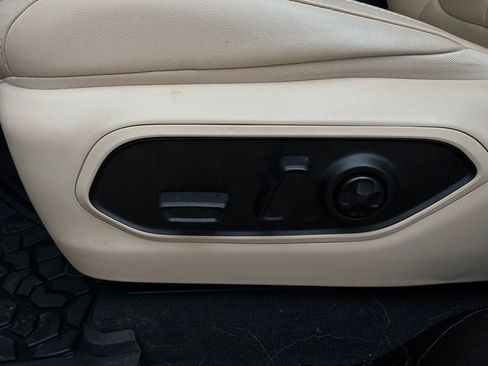 Used 2025 Jeep Grand Cherokee Limited RWD image 11