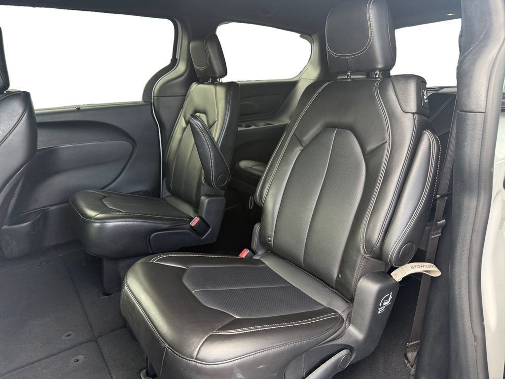 Used 2025 Chrysler Pacifica Select FWD image 13