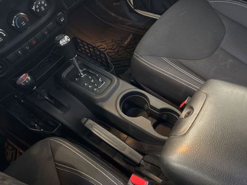 Used 2016 Jeep Wrangler Unlimited Sahara image 13