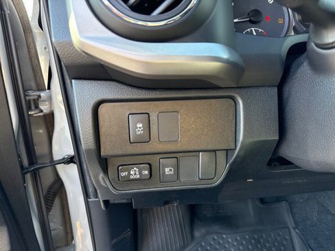 Used 2021 Toyota Tacoma SR5 AWD/4WD image 17