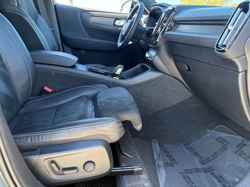 Certified 2022 Volvo XC40 T5 R-Design w/ Advanced Package image 37