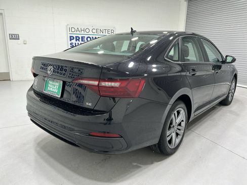 Used 2024 Volkswagen Jetta SE FWD image 8