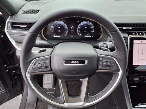 New 2025 Jeep Grand Cherokee Limited w/ Black Appearance Package image 15