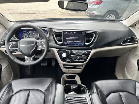 Used 2023 Chrysler Pacifica Touring-L FWD image 8