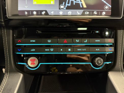 Used 2018 Jaguar F-PACE R-Sport AWD/4WD image 22