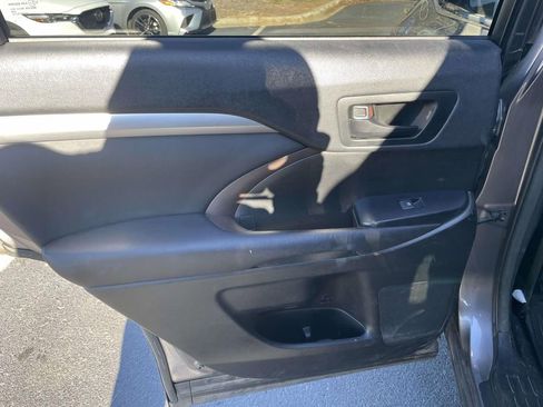Used 2015 Toyota Highlander LE image 19