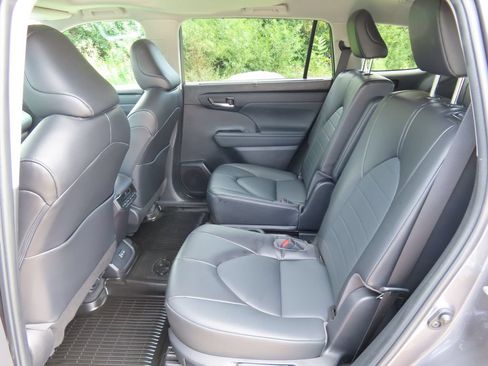 Used 2022 Toyota Highlander XLE AWD/4WD image 34