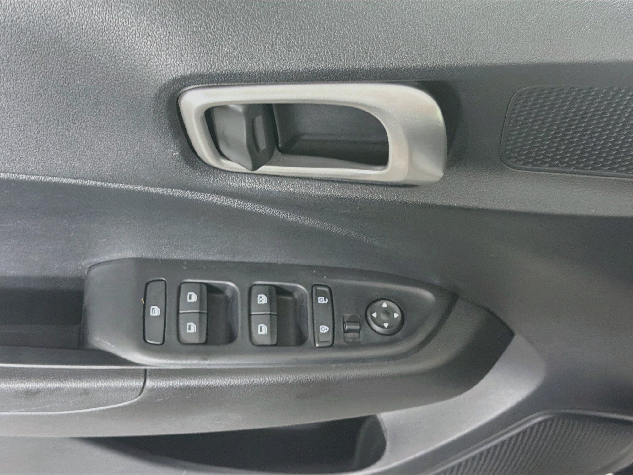 Used 2025 Hyundai Venue SEL FWD image 15