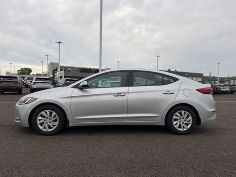 Used 2018 Hyundai Elantra SE w/ Winter Weather Package FWD image 4