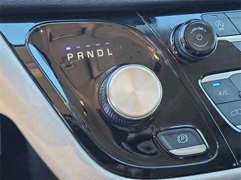 Used 2023 Chrysler Pacifica Touring-L image 14