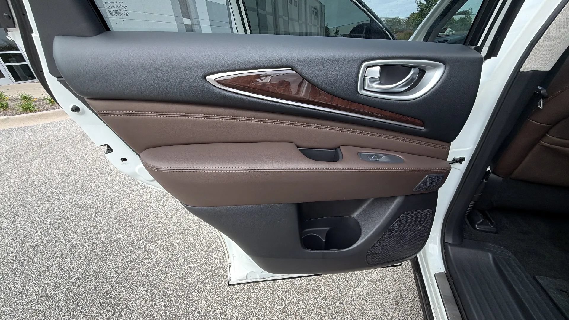 Used 2015 INFINITI QX60 Luxe w/ Deluxe Touring Package AWD/4WD image 14