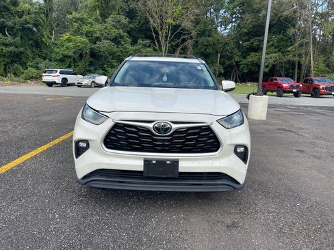 Used 2021 Toyota Highlander XLE AWD/4WD image 8