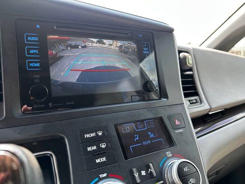 Used 2017 Toyota Sienna XLE Premium FWD image 17