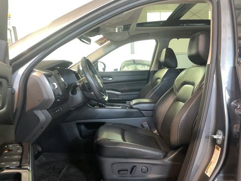 Used 2024 Nissan Pathfinder SL w/ SL Premium Package AWD/4WD image 6