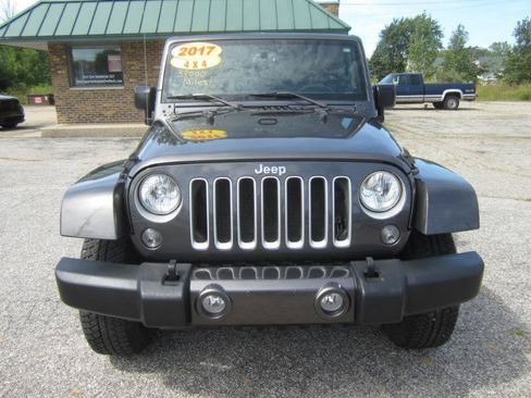 Used 2017 Jeep Wrangler Unlimited Sahara w/ Connectivity Group AWD/4WD image 3