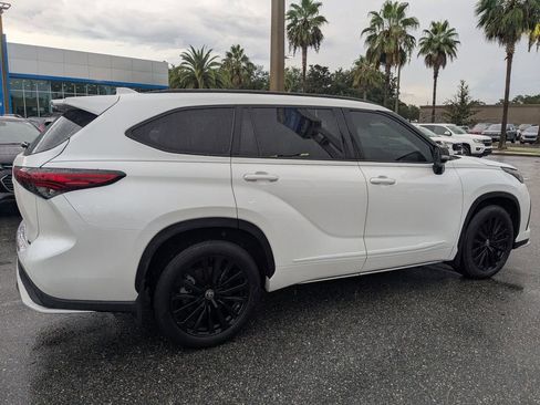 Used 2023 Toyota Highlander XSE FWD image 3