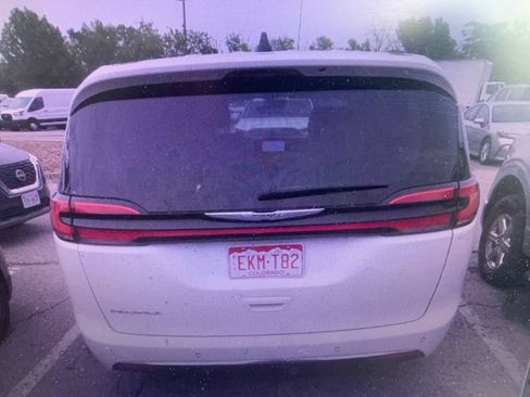 Used 2023 Chrysler Pacifica Touring-L FWD image 3