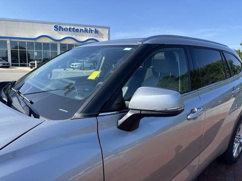 Used 2021 Toyota Highlander Limited FWD image 5