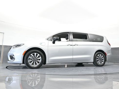 Used 2024 Chrysler Pacifica Select image 61