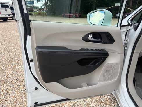 Used 2020 Chrysler Pacifica Limited image 9