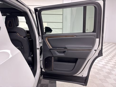 Used 2025 Rivian R1S Premium image 19