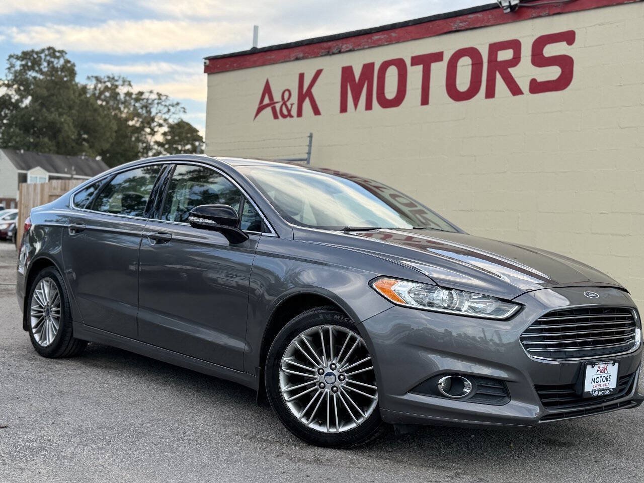 Used 2014 Ford Fusion SE w/ Equipment Group 202A FWD image 1