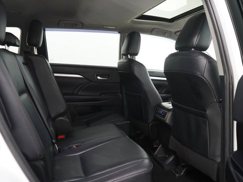 Used 2019 Toyota Highlander XLE AWD/4WD image 14