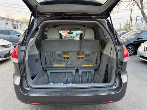 Used 2011 Toyota Sienna XLE image 36