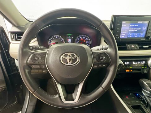 Used 2020 Toyota RAV4 XLE Premium FWD image 17