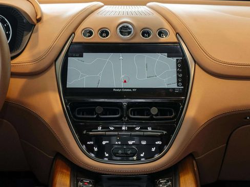 Used 2022 Aston Martin DBX AWD/4WD image 36