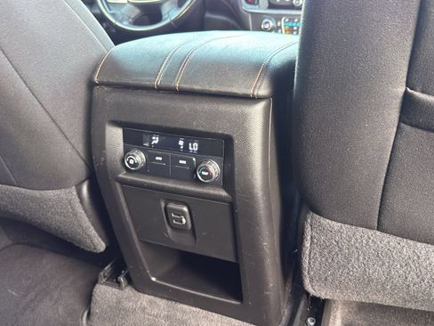 Used 2019 Chevrolet Traverse LT FWD image 25