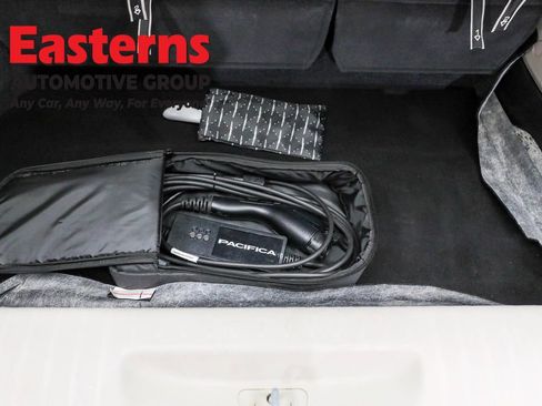 Used 2024 Chrysler Pacifica Select image 23