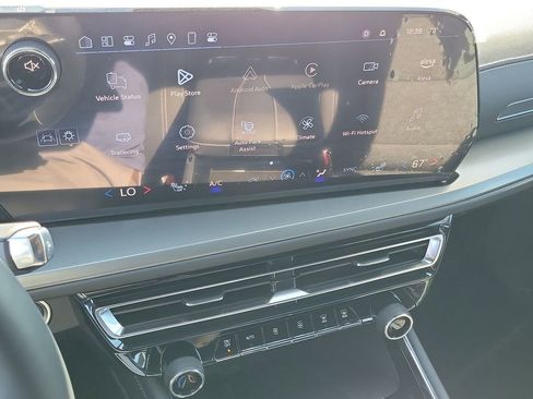 Used 2025 Chevrolet Traverse LT w/ Enhanced Driving Package image 13