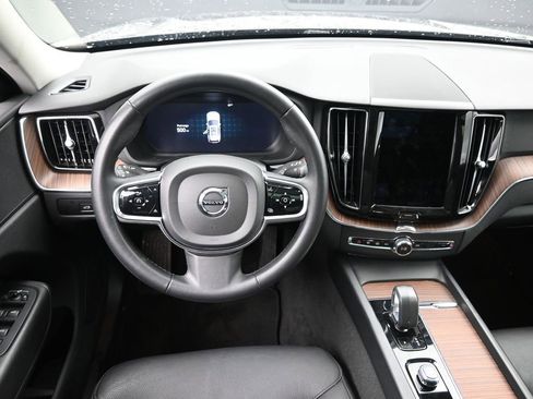 Used 2023 Volvo XC60 B5 Plus image 17