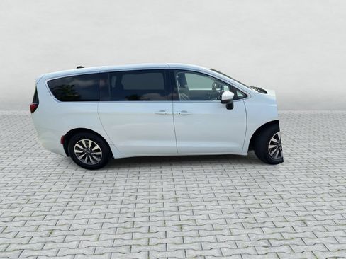 Used 2023 Chrysler Pacifica Touring-L FWD image 9