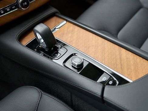 Certified 2025 Volvo XC90 B6 Plus AWD/4WD image 17