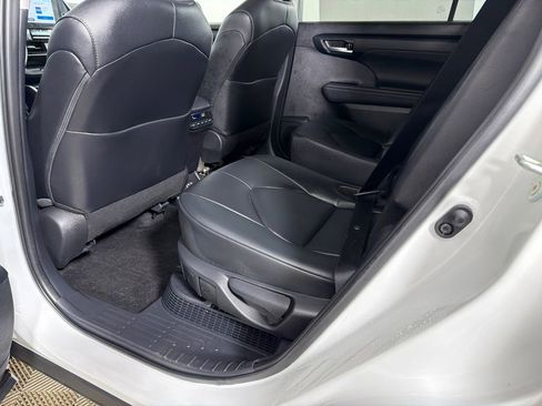 Used 2024 Toyota Highlander XLE image 22