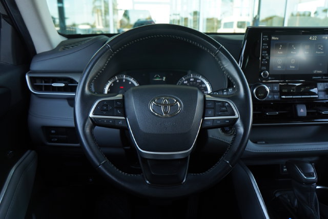 Used 2022 Toyota Highlander LE AWD/4WD image 17