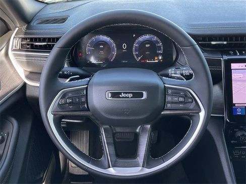 Used 2025 Jeep Grand Cherokee L Limited image 13