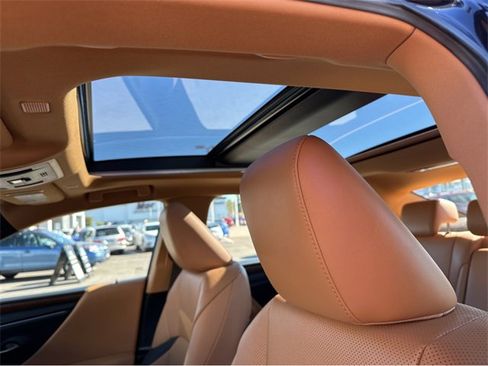 Certified 2025 Lexus ES 350 w/ Premium Package image 37