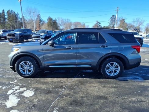 Used 2022 Ford Explorer XLT image 2