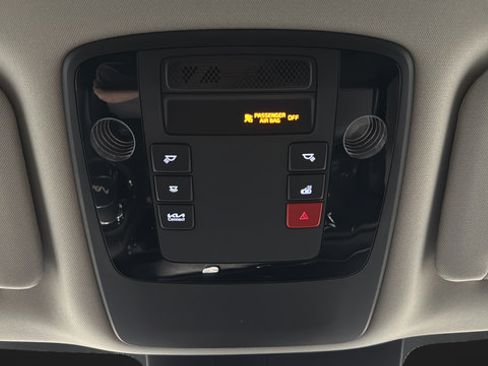 Used 2024 Kia Carnival EX FWD image 32