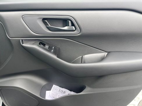 Used 2025 Nissan Rogue S image 16