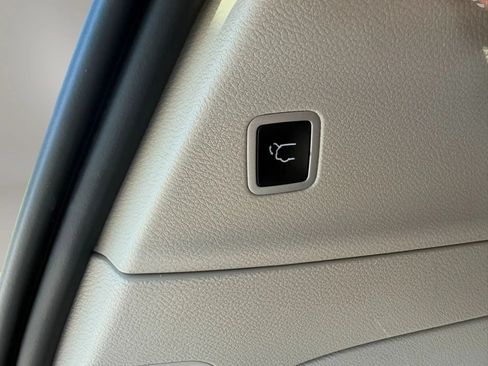 Used 2023 Chrysler Pacifica Touring-L w/ Uconnect Theater Family Group FWD image 36