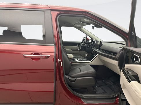 Used 2024 Kia Carnival EX FWD image 18