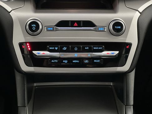 Used 2022 Ford Explorer XLT image 20