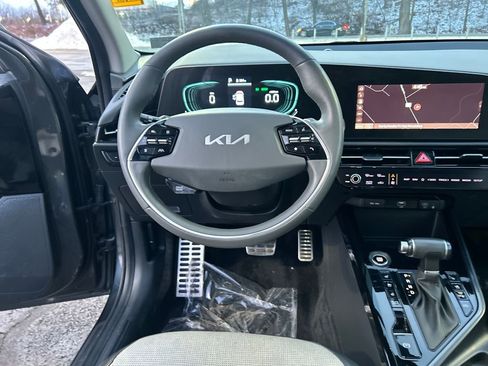 Used 2023 Kia Niro SX Touring image 21