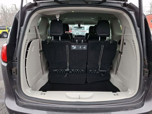 Used 2018 Chrysler Pacifica Touring-L image 27