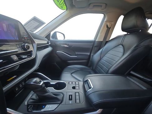 Used 2023 Toyota Highlander XLE AWD/4WD image 11