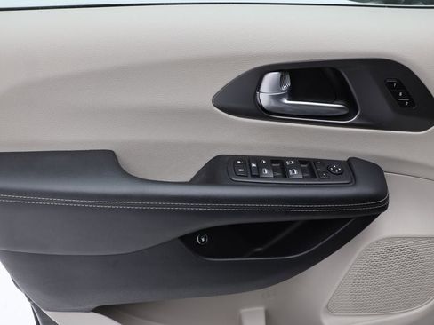 Used 2024 Chrysler Pacifica Select image 14